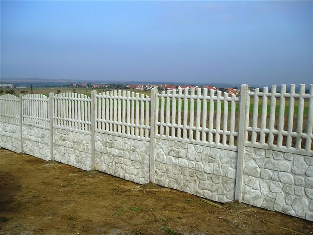 betonový plot s výplní