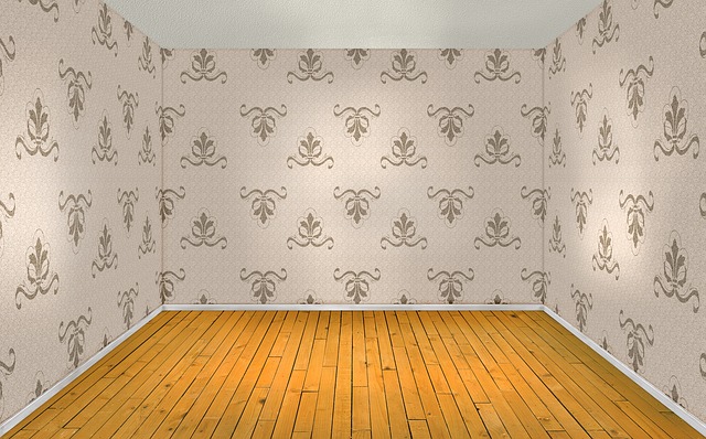 nevybavený pokoj, tapety, dřevěná podlaha